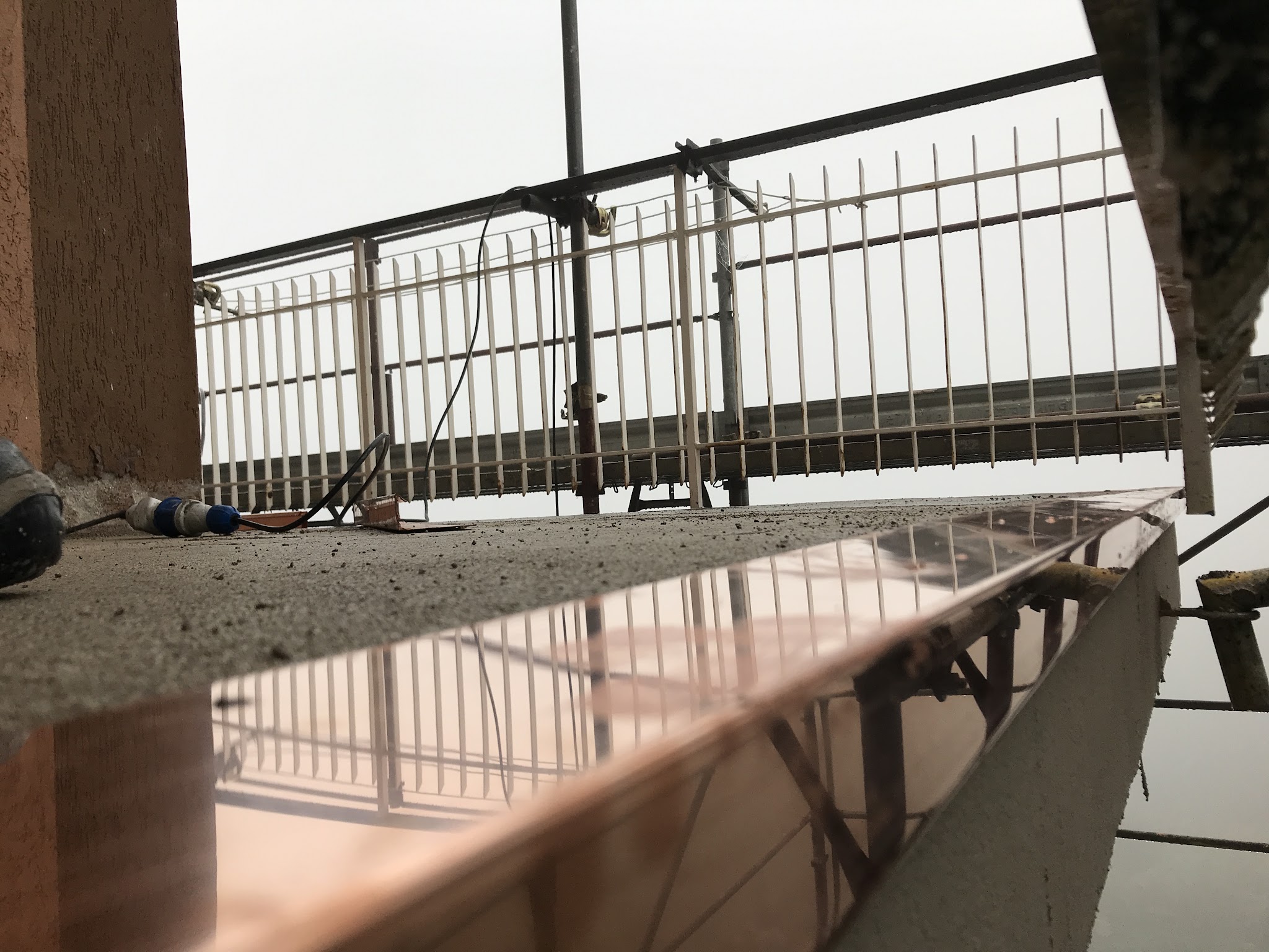 Dettaglio di una lavorazione di lattoneria in quota