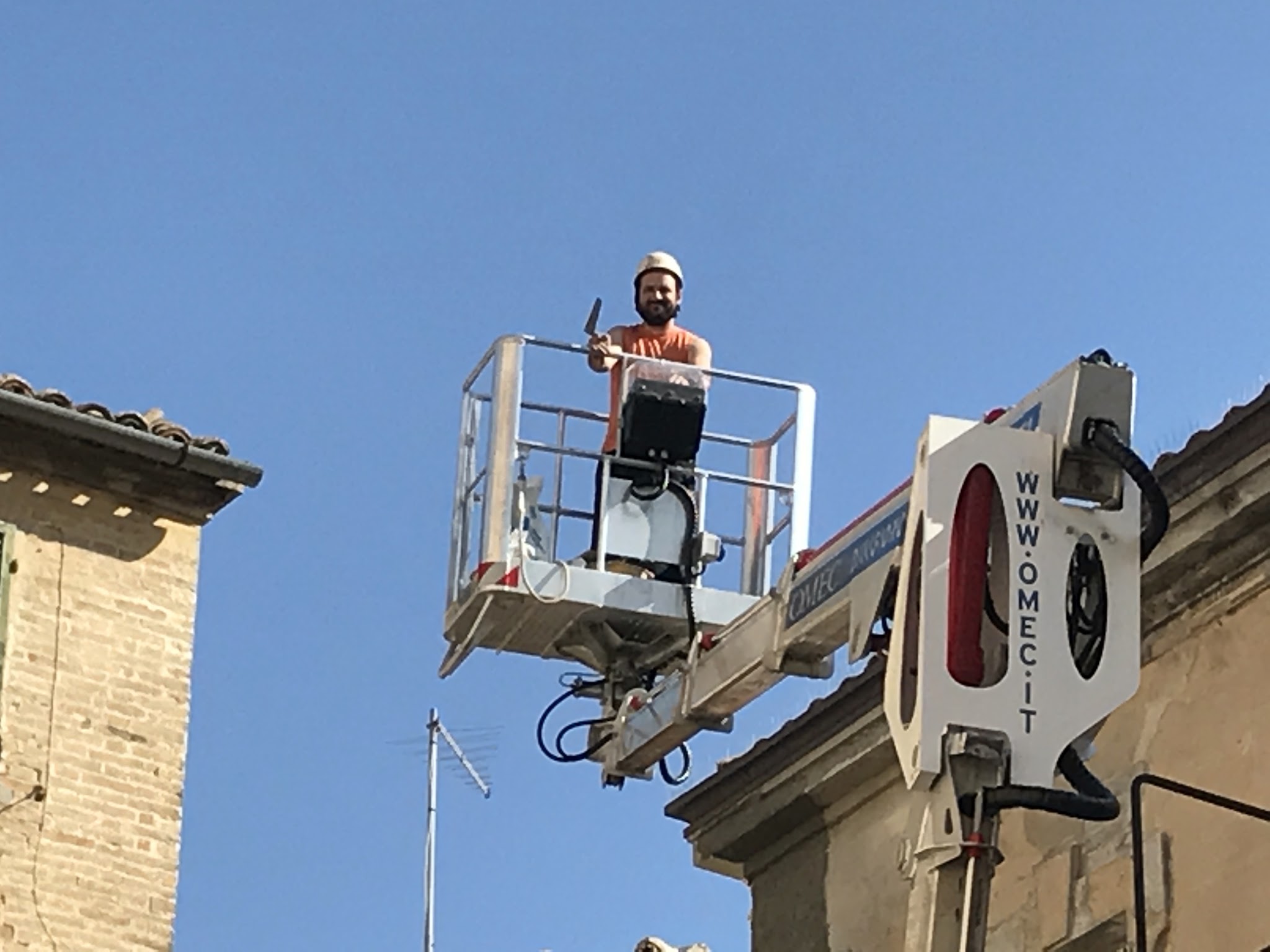 Operatore su piattaforma aerea durante un intervento