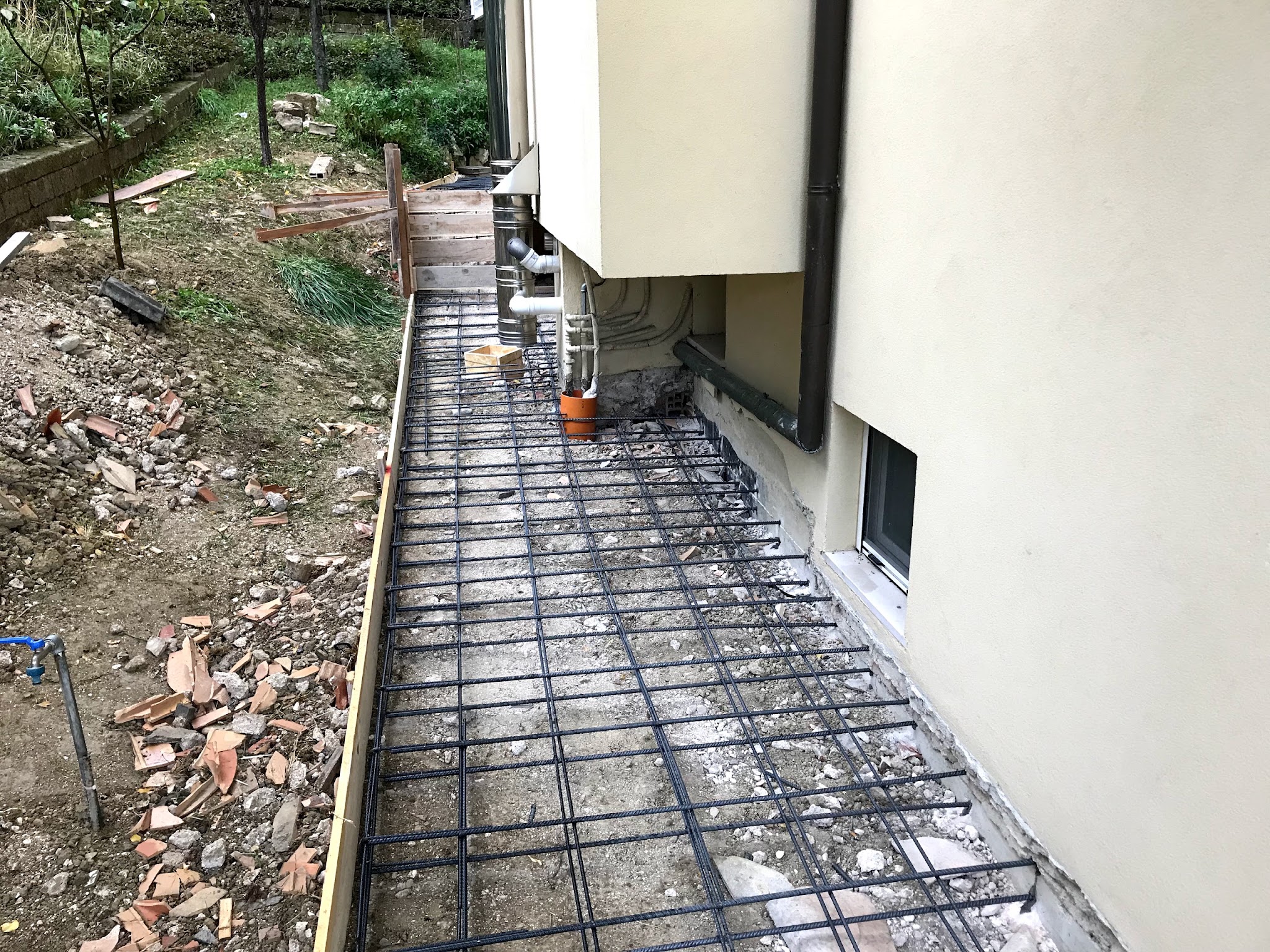 Armatura realizzata lungo il perimetro di un edificio