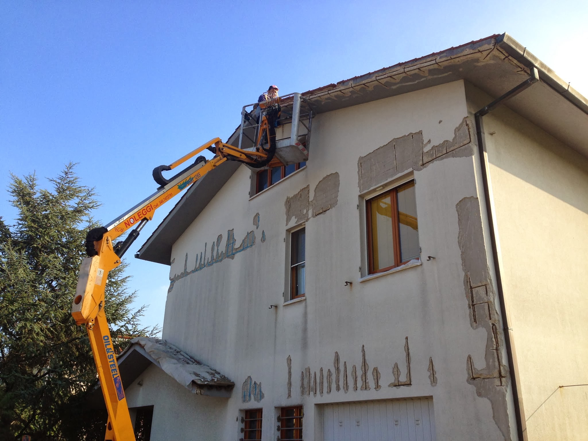 Intervento su facciata e copertura con piattaforma aerea